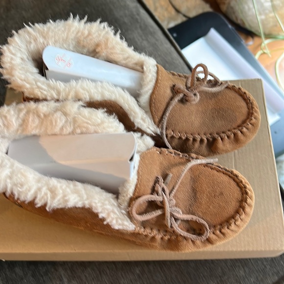 Girls UGG slippers. Size 4. Great condition. - Picture 1 of 4